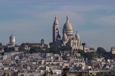 Basilique du Sacré-Ceuor - ikonik, fotoğraflarını kubbeli beyaz kilise, iç mozaikli vitraylar 1914 yılında tamamlandı. Paris