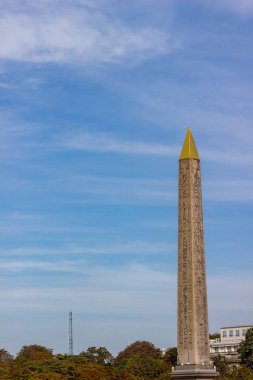 Luxor dikilitaş - Antik Mısır granit Dikilitaş, Luxor, hiyeroglif ve altın yapraklı topaç ile aslen. De la Concorde, Paris yerleştirin