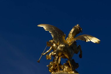 Pont Alexandre III, Paris 'teki altın heykeller.