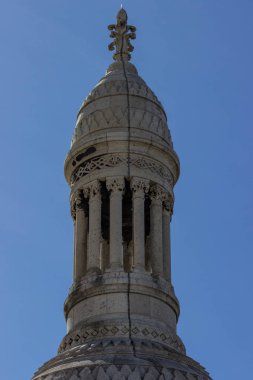 Sacr-Cur - ikonik, fotoğraflarını kubbeli beyaz kilise, iç mozaikli vitraylar 1914 yılında tamamlandı. Paris