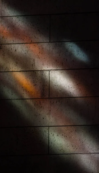 Lichten Schaduwen Een Stenen Muur Gemaakt Door Gekleurd Glas — Stockfoto