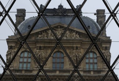 Geometrik formlar şekilli parçalar tarafından Louvre piramit - Cam Piramit ı. M. Pei tarafından oluşturulan bir alt zemin sergi alanına girişi oluşturan.