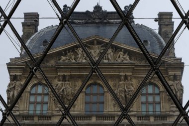 Geometrik formlar şekilli parçalar tarafından Louvre piramit - Cam Piramit ı. M. Pei tarafından oluşturulan bir alt zemin sergi alanına girişi oluşturan.