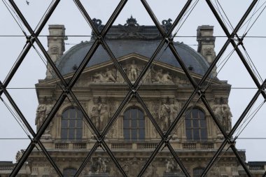 Geometrik formlar şekilli parçalar tarafından Louvre piramit - Cam Piramit ı. M. Pei tarafından oluşturulan bir alt zemin sergi alanına girişi oluşturan.