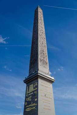 Luxor dikilitaş - Antik Mısır granit Dikilitaş, Luxor, hiyeroglif ve altın yapraklı topaç ile aslen. De la Concorde, Paris yerleştirin