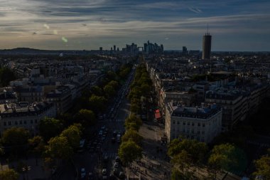Paris, Fransa, 09.10.2018: Gösterim Paris şehri ve Arc de Triomphe üzerinden manzaraları