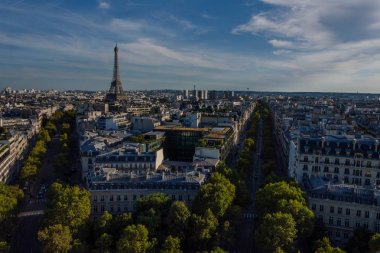 Paris, Fransa, 09.10.2018: Gösterim Paris şehri ve Arc de Triomphe üzerinden manzaraları