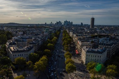 Paris, Fransa, 09.10.2018: Gösterim Paris şehri ve Arc de Triomphe üzerinden manzaraları