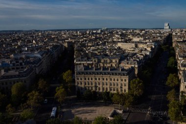 Paris, Fransa, 09.10.2018: Gösterim Paris şehri ve Arc de Triomphe üzerinden manzaraları