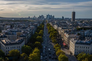 Paris, Fransa, 09.10.2018: Gösterim Paris şehri ve Arc de Triomphe üzerinden manzaraları