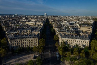 Paris, Fransa, 09.10.2018: Gösterim Paris şehri ve Arc de Triomphe üzerinden manzaraları