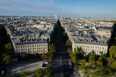 Paris, Fransa, 09.10.2018: Gösterim Paris şehri ve Arc de Triomphe üzerinden manzaraları