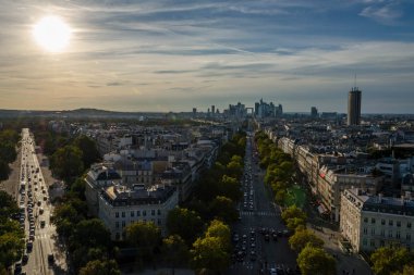Paris, Fransa, 09.10.2018: Gösterim Paris şehri ve Arc de Triomphe üzerinden manzaraları
