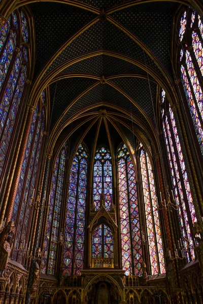 華やかな 世紀のゴシック様式礼拝堂サント シャペル パリの聖書の場面の著名なステンド グラスの窓 — ストック写真
