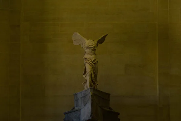 萨莫特雷斯卢浮宫的耐克 前历史宫殿 法国巴黎 — 图库照片