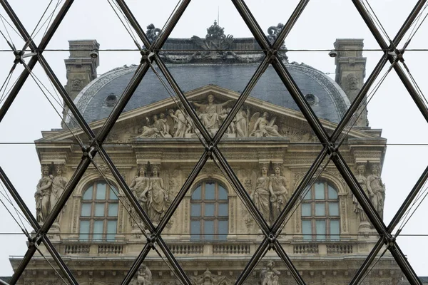 由卢浮宫金字塔部分形成的几何形状 创造的玻璃金字塔 形成地下展区的入口 — 图库照片
