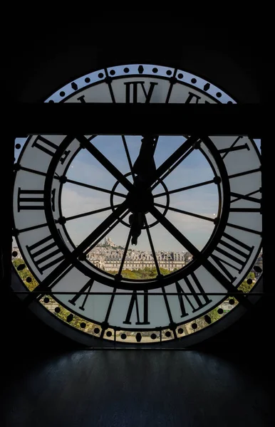 Sacr-Cur bir görünümü ile Gare Muse d'Orsay, Paris, Fransa, saatinde