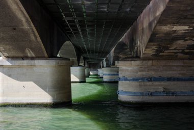 Perspektif görünümü, piers (payandaların) aşağıdan, Seine Nehri, Paris ve Pont d'lena