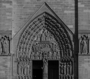 Cathdrale Notre-Dame de Paris - 13. yüzyıl Katedrali ile uçan payandaların ve gargoyles, Hugo'nun roman için ayarlama.
