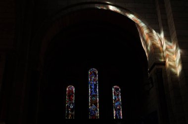 Önemli vitray pencerelerin Iconic, kubbeli beyaz kilise Sacr-Cur, Paris