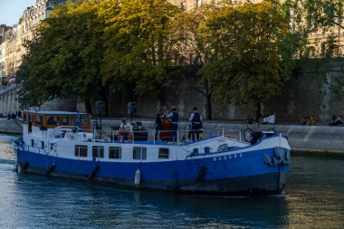 Seine Nehri, Paris, kayan bir teknede ani bir konser