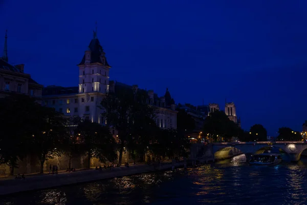 夜の街の風景ラウンド ミッシェル パリのセーヌ川で — ストック写真