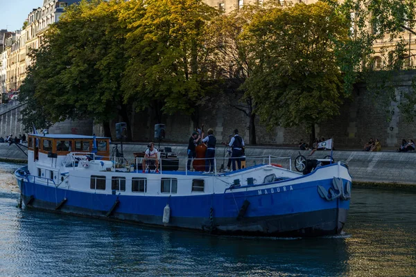 Μια Ξαφνική Συναυλία Ένα Πλωτό Πλοίο Στον Ποταμό Σηκουάνα Παρίσι — Φωτογραφία Αρχείου