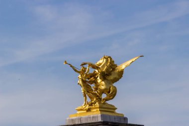 Pont Alexandre III, Paris 'teki altın heykeller.