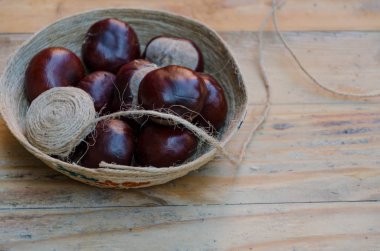 Paketi-iplik ve tutkal ahşap bir masa üzerinde kestane tam özenli bir kase