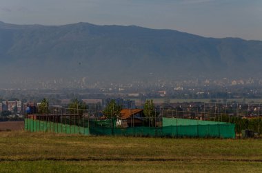 Sofya şehir - Avrupa'nın en hava kirli şehir. Podgumer village, Bulgaristan görünümünden