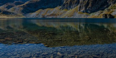 Lake Babreka (böbrek) Bulgaristan'ın kuzeybatı Rila Dağları'nda buzul göller grubundan bir görüntü. Sonbahar 2018