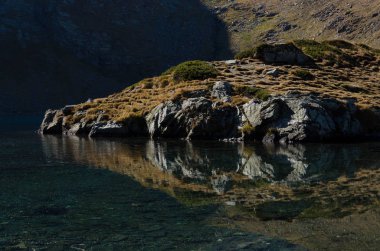 Lake Okoto (göz) görünümünü bir buzul gölleri Kuzeybatı Rila Dağları'nda bir grup. Ayna göl yansımaları Bulgaristan gibi harika. Sonbahar 2018 