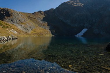 Lake Okoto (göz) görünümünü bir buzul gölleri Kuzeybatı Rila Dağları'nda bir grup. Ayna göl yansımaları Bulgaristan gibi harika. Sonbahar 2018 