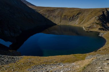 Lake Okoto (göz) görünümünü bir buzul gölleri Kuzeybatı Rila Dağları'nda bir grup. Ayna göl yansımaları Bulgaristan gibi harika. Sonbahar 2018 