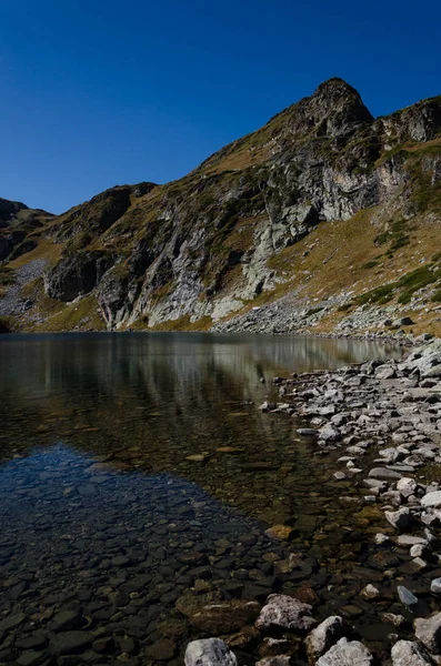 Lake Babreka (böbrek) Bulgaristan'ın kuzeybatı Rila Dağları'nda buzul göller grubundan bir görüntü. Sonbahar 2018
