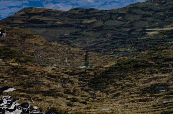 Reflexiones Excursionistas Lago Okoto Ojo Rila Bulgaira —  Fotos de Stock