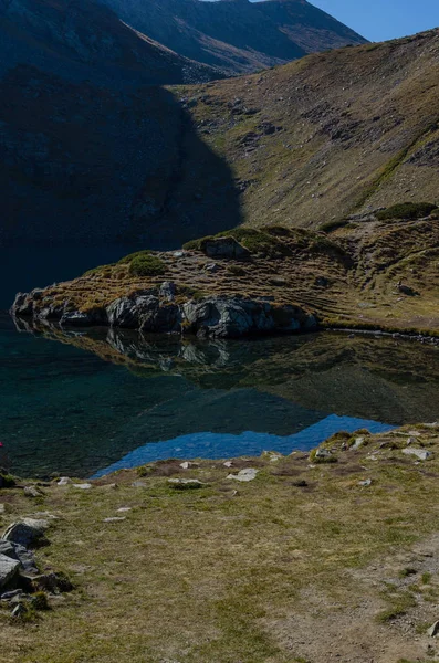 位于拉拉山脉西北部的一组冰川湖泊之一的冈托湖 的景色 令人心旷神怡的镜子就像保加利亚的湖反射 2018年秋季 — 图库照片
