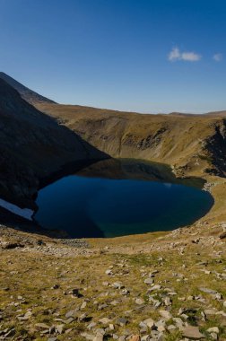 Lake Okoto (göz) görünümünü bir buzul gölleri Kuzeybatı Rila Dağları'nda bir grup. Ayna göl yansımaları Bulgaristan gibi harika. Sonbahar 2018 
