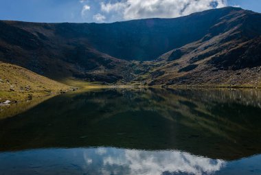 Ayna göl yansımaları gibi harika. Lake Salzata (gözyaşı) bir buzul gölleri Bulgaristan'ın kuzeybatı Rila Dağları'nda bir grup. Sonbahar 2018