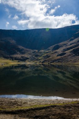 Ayna göl yansımaları gibi harika. Lake Salzata (gözyaşı) bir buzul gölleri Bulgaristan'ın kuzeybatı Rila Dağları'nda bir grup. Sonbahar 2018