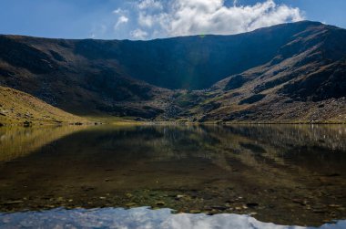 Ayna göl yansımaları gibi harika. Lake Salzata (gözyaşı) bir buzul gölleri Bulgaristan'ın kuzeybatı Rila Dağları'nda bir grup. Sonbahar 2018