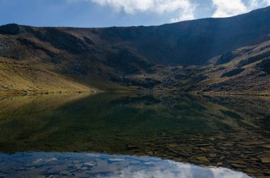 Ayna göl yansımaları gibi harika. Lake Salzata (gözyaşı) bir buzul gölleri Bulgaristan'ın kuzeybatı Rila Dağları'nda bir grup. Sonbahar 2018