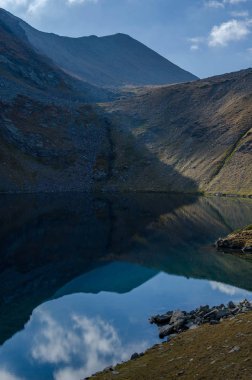 Lake Okoto (göz) görünümünü bir buzul gölleri Kuzeybatı Rila Dağları'nda bir grup. Ayna göl yansımaları Bulgaristan gibi harika. Sonbahar 2018 