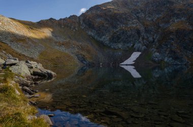 Lake Okoto (göz) görünümünü bir buzul gölleri Kuzeybatı Rila Dağları'nda bir grup. Ayna göl yansımaları Bulgaristan gibi harika. Sonbahar 2018 