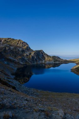 Lake Babreka (böbrek) Bulgaristan'ın kuzeybatı Rila Dağları'nda buzul göller grubundan bir görüntü. Sonbahar 2018