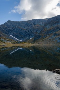 Lake Bliznaka (ikiz) bir grup Kuzeybatı Rila Dağı buzul gölleri. Ayna göl yansımaları ve kayalık tepeler gibi harika. Bulgaristan. Sonbahar 2018
