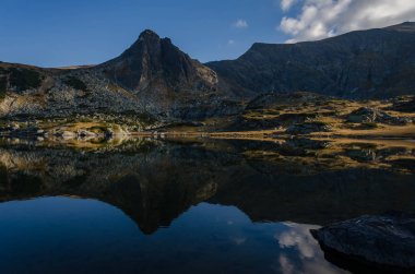 Lake Bliznaka (ikiz) bir grup Kuzeybatı Rila Dağı buzul gölleri. Ayna göl yansımaları ve kayalık tepeler gibi harika. Bulgaristan. Sonbahar 2018