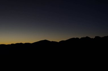 Rila Dağı'nın kayalık zirveleri üzerinden güzel gündoğumu. Rila göller görünümü bir kulübe, Rila Dağı, Bulgaristan, sonbahar 2018