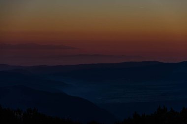 Güzel turuncu şafak, sis, duman, bulutlar, tepeler ve dağ aralıkları. Rila göller görünümü bir kulübe, Rila Dağı, Bulgaristan, sonbahar 2018