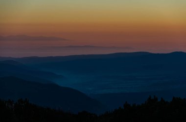 Güzel turuncu şafak, sis, duman, bulutlar, tepeler ve dağ aralıkları. Rila göller görünümü bir kulübe, Rila Dağı, Bulgaristan, sonbahar 2018